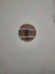 Elegante Reloj de Pared de Resina y Madera que Combina Artesanía Artística y Construcción Duradera con un Acabado Suave - Product Image 4