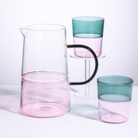 Ensemble de carafes en verre superposées bicolores avec poignée noire, idéal pour l'eau froide, les jus et le thé glacé