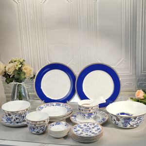 Juego de Vajilla Fina de Porcelana China Azul y Blanca de Estilo Occidental Clásico de Lujo, 38 Piezas, con Juego de Cubiertos - Product Image 1