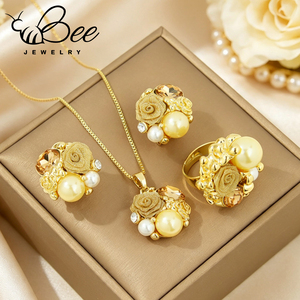 Ensemble de bijoux plaqué or 14 carats avec collier maille florale, boucles d'oreilles et bague en perles naturelles, idéal pour les fêtes - Product Image 4