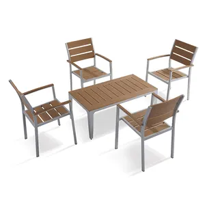 4 개의 플라스틱 목재 의자와 사이드 테이블 5 개가있는 알루미늄 정원 가구 가짜 목재 식당 및 커피 용 테이블 세트