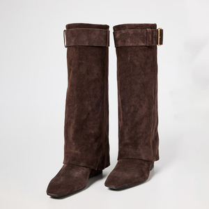 Botas de tacón alto de cuña con punta cuadrada y hebillas metálicas, de ante, para mujer, hasta la rodilla - Product Image 4