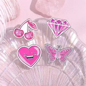फैशन गुलाबी टोपी लैपल पिन लड़कियों के लिए कस्टम प्यारा बैग नरम तामचीनी पिन बनाता है