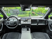 En stock – Nouvelle Leapmotor Lafa 5 : Véhicule électrique pur avec configurations confortables et spacieuses, et une grande capacité de rangement.