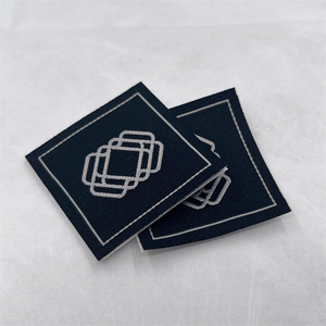 ป้ายยาง NFC สำหรับเสื้อผ้า โลโก้แบบขึ้นรูป อุปกรณ์ตกแต่งเสื้อผ้าแบบกำหนดเอง - Product Image 1