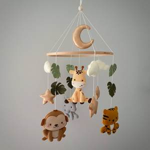 Sur la vente fait à la main couleur magnifique feutre teddy nursery bébé berceau mobile avec bague en bois - Product Image 1