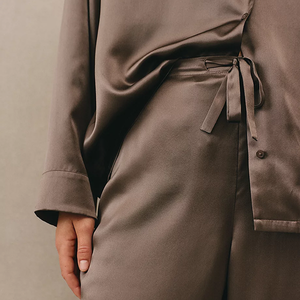 Pyjama en satin beige foncé de luxe pour femmes, vêtements de nuit à manches longues, tissu doux et soyeux, vêtements de détente confortables pour le repos nocturne - Product Image 4