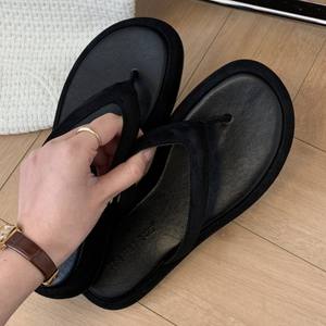 Nouvelles sandales tongs rouges d'été 2026 style vacances pour femmes, à semelle épaisse, pour la plage et l'extérieur - Product Image 4