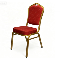 Chaise de banquet empilable en acier avec dossier doré et poignée supérieure, assise rembourrée en tissu rouge à pois, mobilier pour hôtels et salles