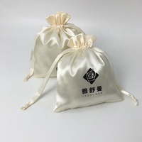 Tas Hadiah Cetak Tali Serut Satin Sutra Lembut Kustom Mode Wanita Vintage Mewah Warna Beige Kantong Kosmetik Daur Ulang Kantong Debu Logo Hitam