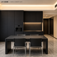 Meubles de cuisine modulaires sur mesure noir mat, garde-manger pleine hauteur, station café, tour d'appareils électroménagers, plan de travail en marbre, projets OEM ODM