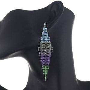 Pendientes Largos de Cadena con Piedras de Imitación en Degradado Clásico, Joyería de Aleación para Novias y Escenarios - Product Image 3