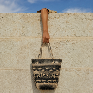Bolso de mano tipo cubo de paja tejida ecológico bohemio para mujer, color liso blanco y negro, con parte superior abierta, ideal para verano y playa - Product Image 1