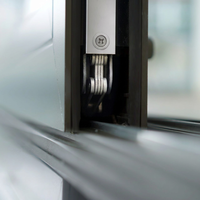 Porte coulissante en aluminium de qualité supérieure avec roulettes en acier inoxydable robustes et système multi-voies pour projets de villas et de propriétés
