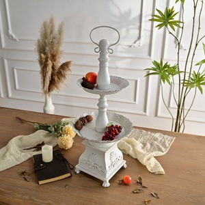 Plateau de service décoratif moderne européen en métal blanc crème à 2 niveaux avec poignées pour mariage - Product Image 3