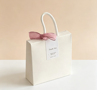 Sac cadeau en papier recyclé biodégradable de luxe imprimé en quatre couleurs, sac cadeau magnétique personnalisé avec nœud en ruban et poignée en corde