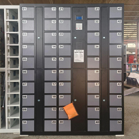 Système de station de recharge pour téléphones mobiles Nayax prenant en charge les paiements par carte de crédit, les multiples langues et offrant un accès flexible