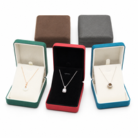 Boîte à bijoux rectangulaire moderne HongFa en gros avec couvercle à charnière, personnalisable avec logo, pour collier, emballage cadeau et doublure en satin