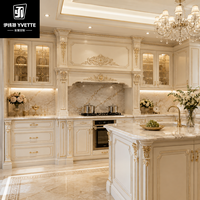 Meubles de cuisine classiques italiens de luxe avec portes à panneaux surélevés, poignées dorées et îlot en pierre pour projets résidentiels de villas de luxe