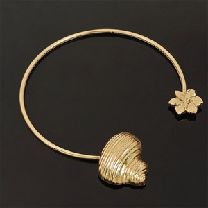 Anillo de cuello con forma de concha dorada, hebilla metálica con diseño floral, acabado chapado, conector duradero - Product Image 4