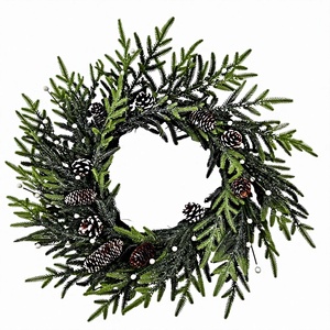 Corona Navideña de Alta Calidad, Diseño Superior, Hecha a Mano, de 22 Pulgadas, con Flores Artificiales de Cedro y Acebo con Bayas - Product Image 6