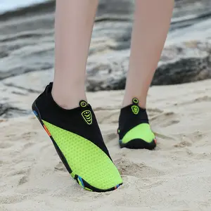 2023 populaire la plage pas cher Aqua chaussures imperméables chaussures de plage promotionnelles unisexe eau voile plage échantillon gratuit