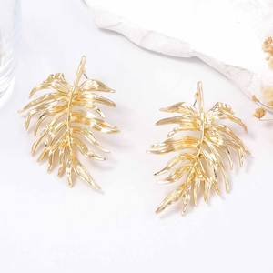 Pendientes de mujer de hoja de Betel de aleación creativa única de lujo ligero exagerado - Product Image 5