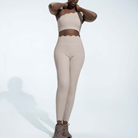 Ensemble de yoga festonné YIYI pour femme : haut asymétrique à épaule unique avec coussinets amovibles, soutien-gorge de sport taille haute effet ventre plat et leggings