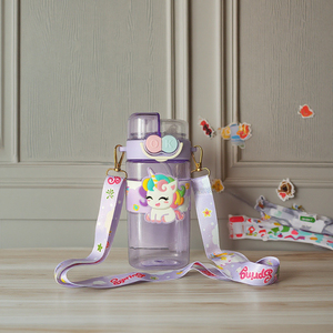 แก้วน้ำพลาสติกเด็กน่ารัก พร้อมสายสะพายสำหรับนักเรียน ล้างในเครื่องล้างจานได้ ดื่มได้โดยตรง เหมาะสำหรับโรงเรียนและการตั้งแคมป์ - Product Image 1