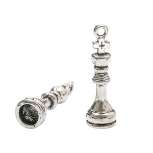 Ciondolo a forma di re degli scacchi in lega di zinco con tre finiture per collane fai da te, bracciali e forniture per la creazione di gioielli a tema giochi da tavolo - Product Image 2