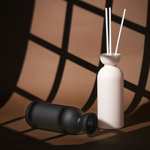 ชุดน้ำหอมปรับอากาศแบบก้านไม้หอม ขนาด 200 มล. ขวดแก้วใ<span class=keywords><strong>ส</strong></span><span class=keywords><strong>ส</strong></span>ีสัน<span class=keywords><strong>ส</strong></span>ดใ<span class=keywords><strong>ส</strong></span> ฝาเรซิ่น ประดับคริสตัลชิป เป็นมิตรต่อสิ่งแวดล้อม ปราศจากแอลกอฮอล์ - Product Image 3