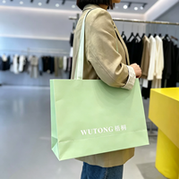 Sac cadeau en papier kraft de luxe écologique avec logo personnalisé et poignées en ruban pour l'emballage de bijoux et la vente au détail
