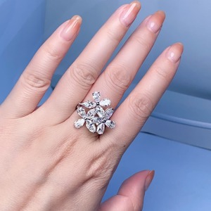 Bague florale de luxe en or 18 carats avec diamants marquise multi-pierres, design fleur scintillante, bijou raffiné pour soirée - Product Image 2