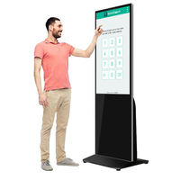 Pantalla Digital Publicitaria con Soporte de Piso CH para Comercios y Centros Comerciales, Táctil Capacitiva, Resolución 2K/4K, CMS Basado en la Nube