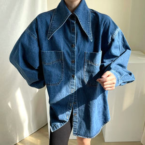 <span class=keywords><strong>Camicia</strong></span> da <span class=keywords><strong>Donna</strong></span> in Denim Blu Lavato <span class=keywords><strong>con</strong></span> <span class=keywords><strong>Colletto</strong></span> a Punta, Monopetto, Ampia e Versatile <span class=keywords><strong>con</strong></span> Grandi Tasche, Nuova Collezione Autunno 2026 - Product Image 2
