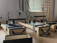 Lit d'entraînement de base de réformateur de Pilates en bois d'érable blanc direct par les fabricants OEM Offre Spéciale ensemble de réformateur de Pilates