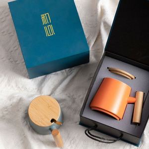 Mug en céramique promotionnel de 450 ml (12 oz) avec couvercle, personnalisable, coffret cadeau pour le bureau, la remise des diplômes, design sur mesure - Product Image 2