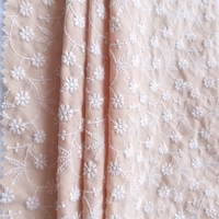 Tissu blanc confortable à motif de petites fleurs, tissu brodé Floral tissé 100% coton 135gsm pour robe chemisier fille