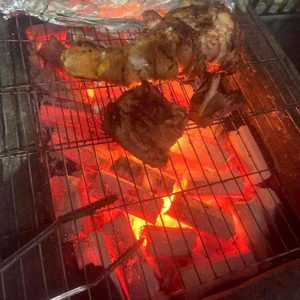 Charbon de bois écologique en briquettes de sciure de bois de haute qualité du Vietnam, combustible pour barbecue sans fumée, haute teneur en carbone, faible teneur en cendres, combustion longue durée 6 heures - Product Image 1