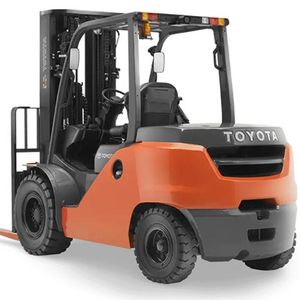 La seguridad y la eficiencia van de la mano con la carretilla elevadora 7F de 3 toneladas de Toyota. - Product Image 1