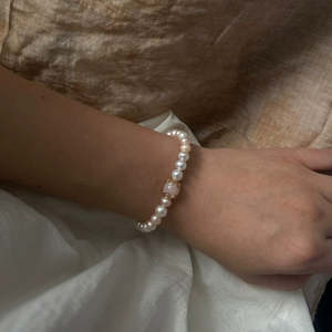 Pulsera de Perlas Blancas y Rosas de Agua Dulce, Brazalete Elástico de Cristal Rosa Natural de 17 cm, Chapado en Cobre con Oro de 14k, Colección Nearly Beauty - Product Image 3