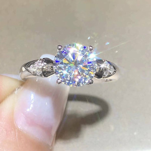 Anello di Fidanzamento F1400 in Oro Bianco con Diamante Taglio Brillante Rotondo Colore D Naturale e Diamanti Laterali per Donna - Product Image 1
