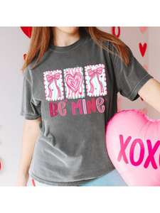 T-Shirt da Donna Comfort Colors 'Be Mine' per San Valentino, Stampa Cuore e Fiocco Preppy, Girocollo, Manica Corta, 100% Cotone Jersey - Product Image 3