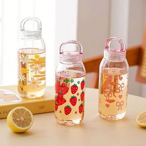 Bouteille d'eau YC pour filles avec poignée, à boire directement, avec échelle graduée, simple couche, résistante à la chaleur, design moderne et simple, portable pour le camping - Product Image 1