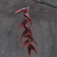 Fleurs artificielles bordeaux rouge orangé de styles variés, très demandées, pour mariages, événements et arrangements floraux à domicile