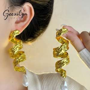 Bijoux Schiaparelli, mode féminine, style rétro, perles irrégulières en forme <span class=keywords><strong>de</strong></span> riz, 10,5-11 mm, clous <span class=keywords><strong>d</strong></span>'oreilles en laiton plaqué or 18 carats - Product Image 2