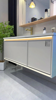 Meuble de salle de bain moderne de luxe pour hôtel et maison avec miroir, lavabo, rangement mural et fonctions éclairées