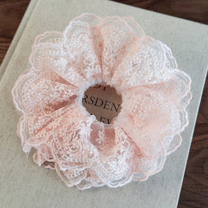 Serre-tête pour femme en tissu doux avec dentelle française florale et nœud surdimensionné, accessoire capillaire superposé, cadeau - Product Image 5