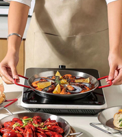 Wajan datar stainless steel gaya Korea dengan pegangan merah, cocok untuk memasak ramen instan, makanan laut, dan hidangan pesta.
