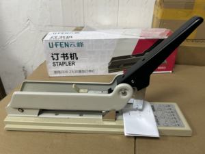 <span class=keywords><strong>Agrafeuse</strong></span> manuelle en métal robuste YF9993, <span class=keywords><strong>agrafeuse</strong></span> à <span class=keywords><strong>bras</strong></span> <span class=keywords><strong>long</strong></span> pour couches épaisses, convient pour agrafes jusqu'à 200 pages. - Product Image 4